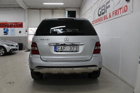 Mercedes-Benz ML320 4 of 5