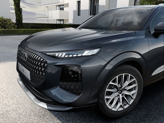 Audi Q3 2 of 9
