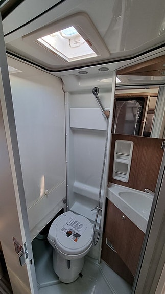 Malibu COMFORT GT SKYVIEW 640 LE * Truma D+6E *3,95%* *3500kg*Stor kyl* RÄNTEKAMPANJ 3.95% 13 of 17