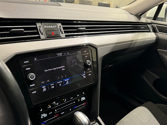 Volkswagen Passat 12 of 16