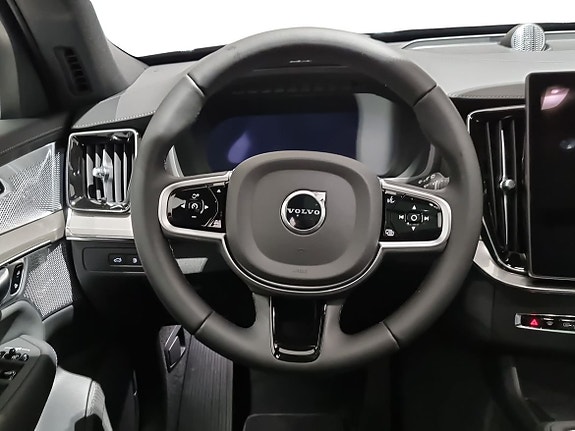Volvo XC90 10 of 17