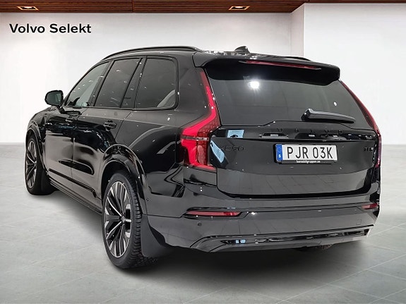 Volvo XC90 2 of 17