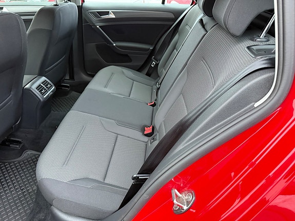 Volkswagen Golf VII 6 of 9