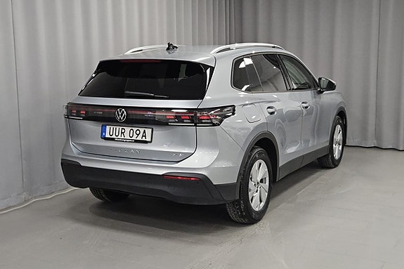 Volkswagen Tiguan 2 of 5