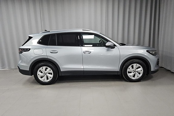 Volkswagen Tiguan 3 of 5