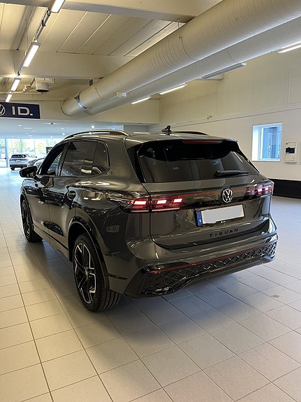 Volkswagen Tiguan 2 of 3