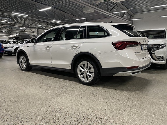 Skoda Octavia Scout 3 of 5