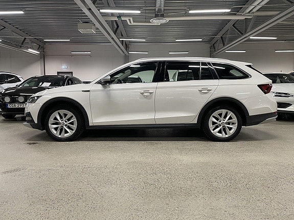 Skoda Octavia Scout 2 of 5