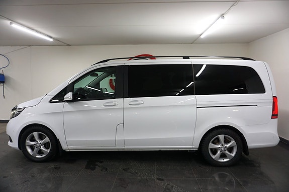 Mercedes-Benz V220 2 of 5