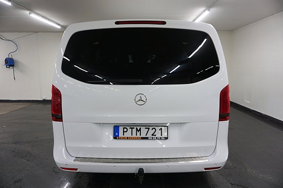 Mercedes-Benz V220 3 of 5