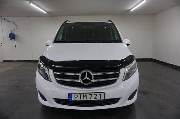 Mercedes-Benz V220 4 of 5