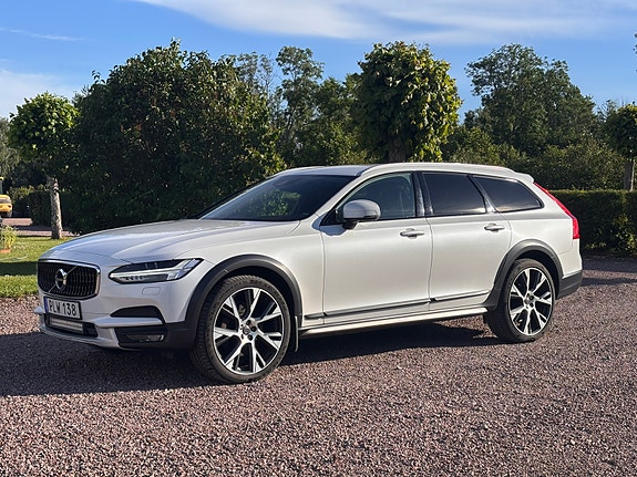 Volvo V90 Cross Country 2 of 4