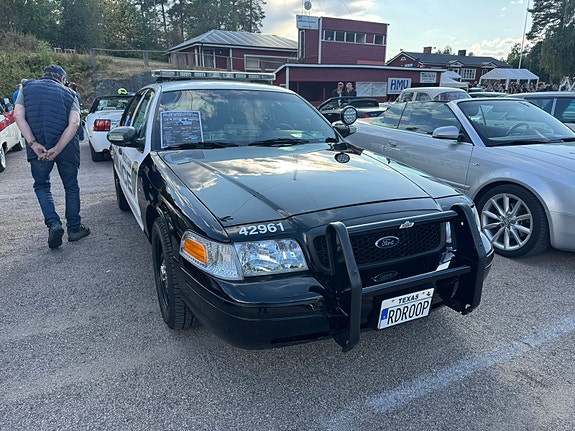Ford Crown Victoria 2 of 10