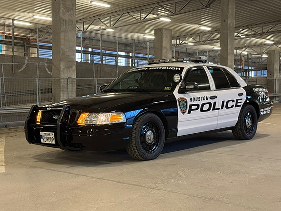 Ford Crown Victoria 2 of 5