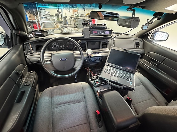 Ford Crown Victoria 3 of 10