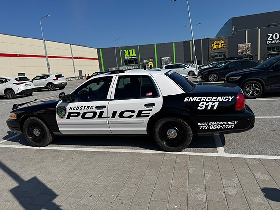 Ford Crown Victoria 7 of 10