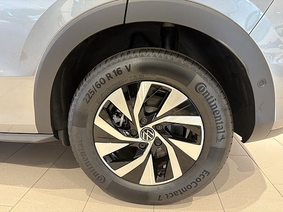 Volkswagen T-Roc 11 of 11