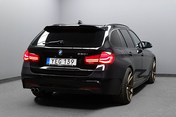 BMW 330i 7 of 28