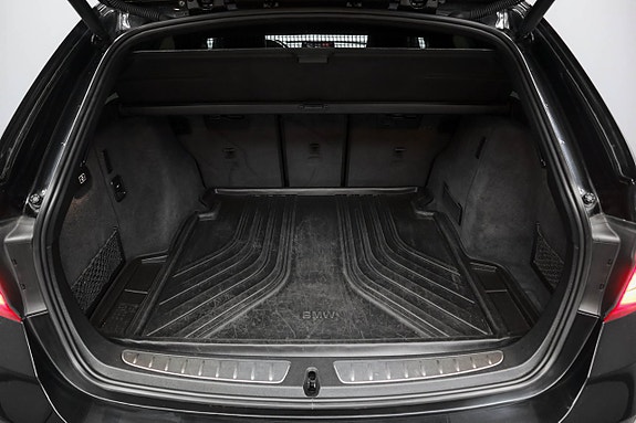 BMW 330i 27 of 28