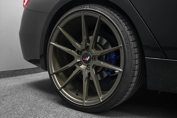 BMW 330i 26 of 28