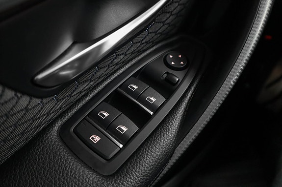 BMW 330i 23 of 28