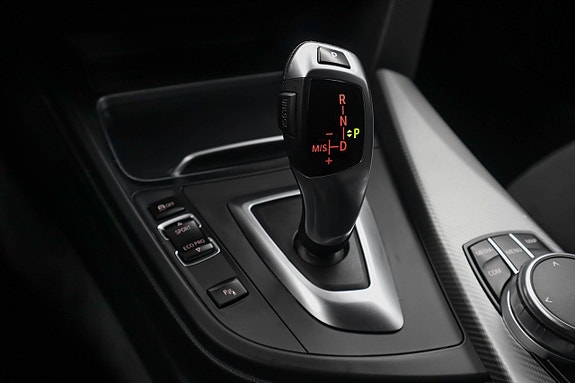 BMW 330i 19 of 28