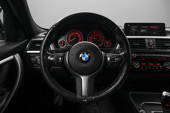 BMW 330i 16 of 28