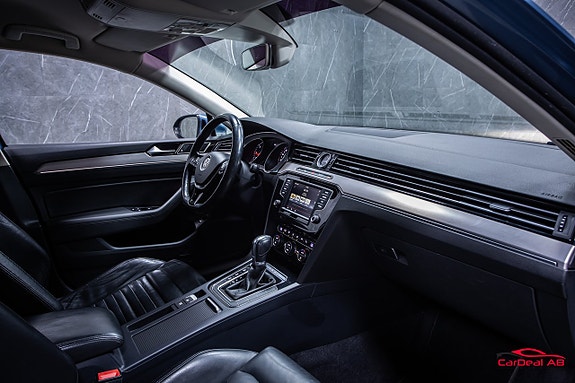 Volkswagen Passat 12 of 27
