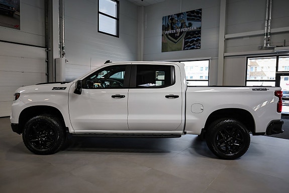 Chevrolet Silverado EV 3 of 30