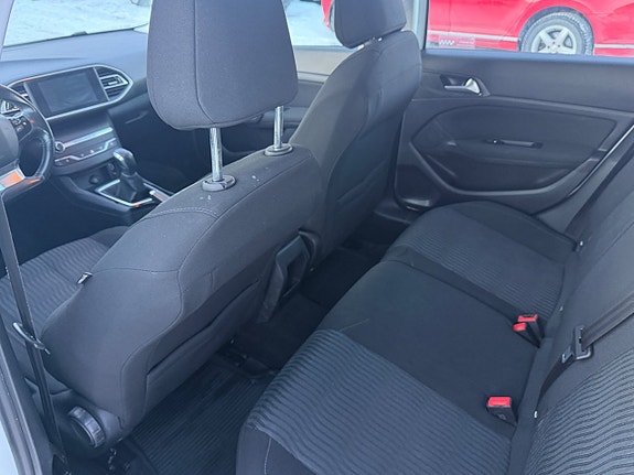 Peugeot 308 SW 11 of 13