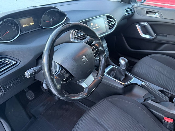 Peugeot 308 SW 12 of 13
