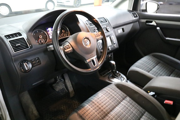 Volkswagen Touran Cross 6 of 13