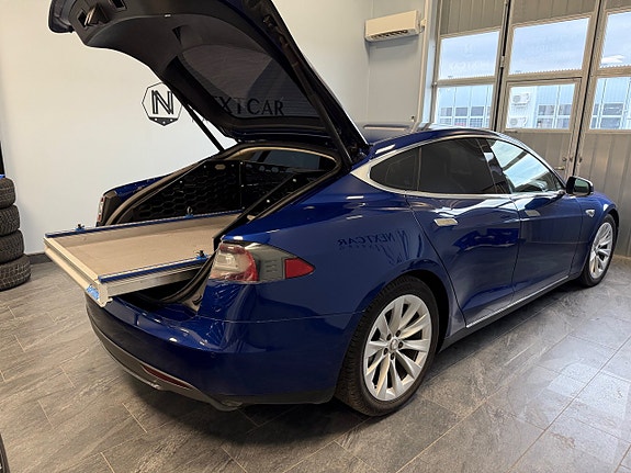 Tesla Model S 2 of 9