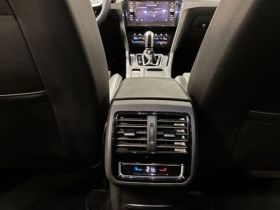 Volkswagen Passat 19 of 30