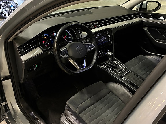 Volkswagen Passat 17 of 30