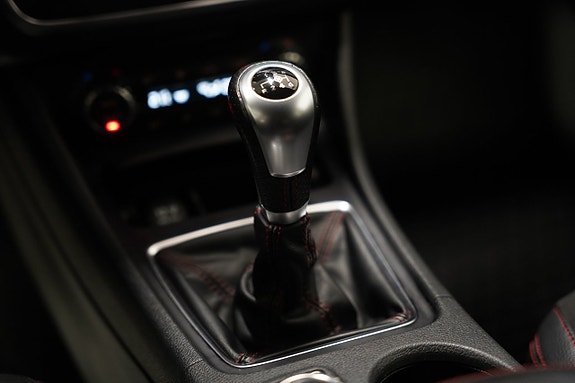 Mercedes-Benz GLA180 11 of 16