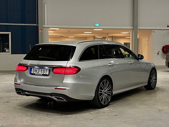 Mercedes-Benz E200 4 of 5