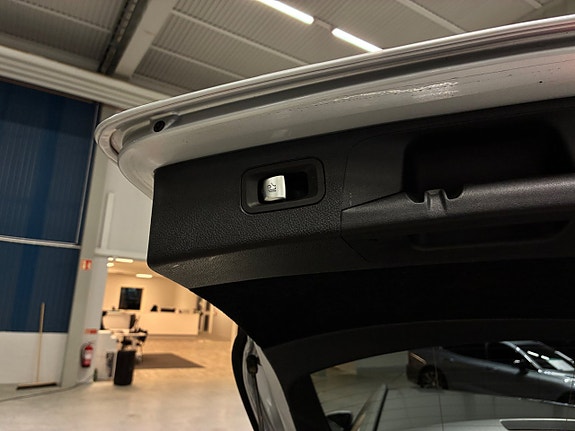 Mercedes-Benz E200 12 of 27