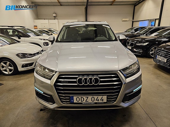 Audi Q7 2 of 5