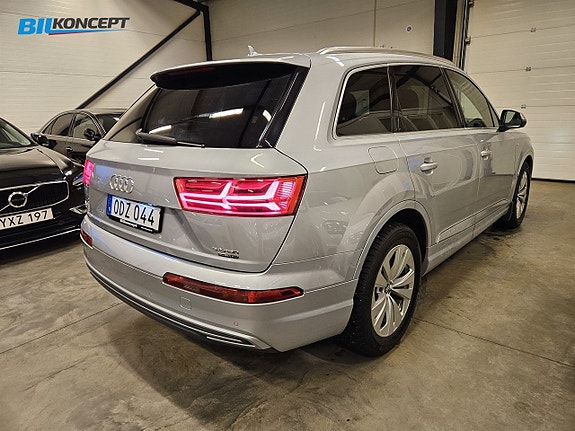 Audi Q7 4 of 5