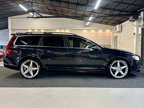 Volvo V70 2 of 15