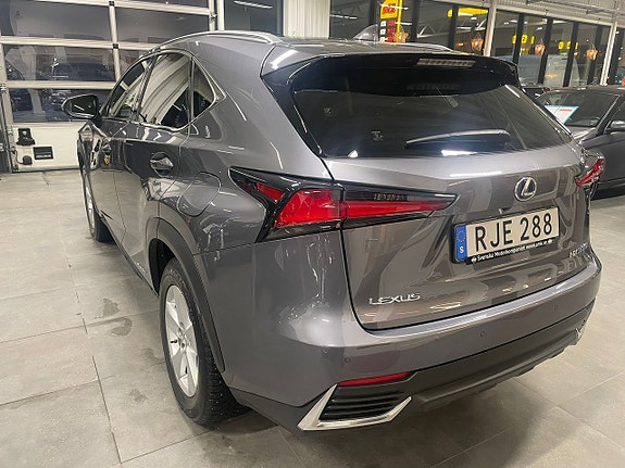 Lexus NX300h 4 of 5