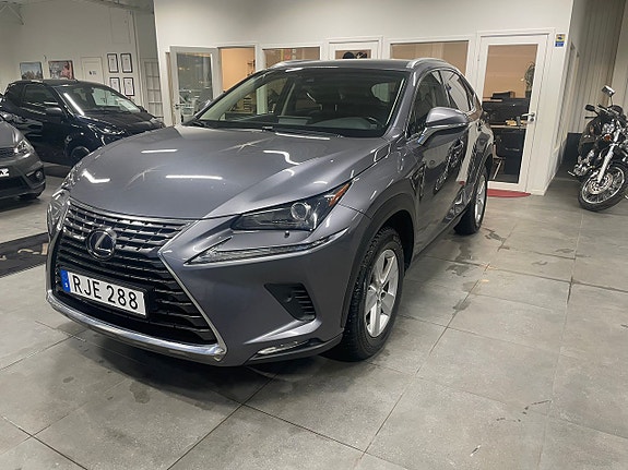 Lexus NX300h 2 of 5