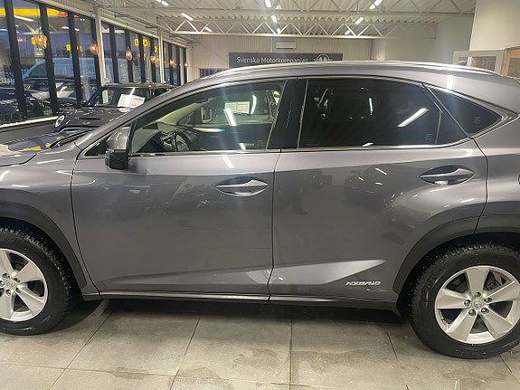 Lexus NX300h 3 of 5