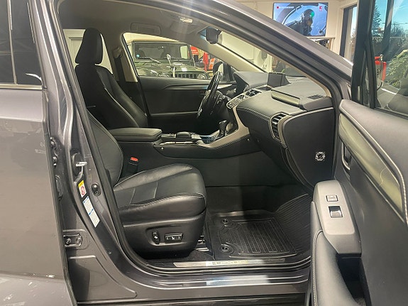 Lexus NX300h 9 of 19