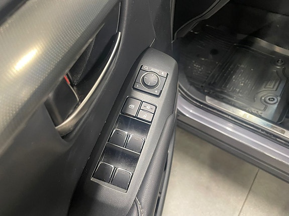 Lexus NX300h 13 of 19