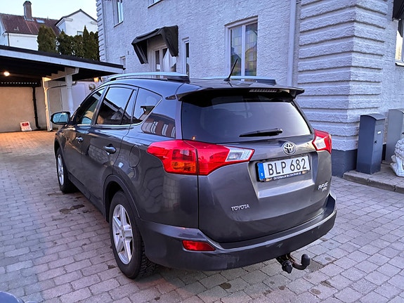 Toyota RAV4 8 of 25