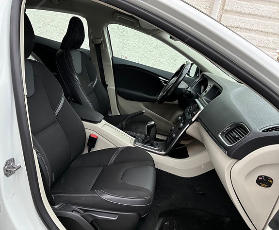 Volvo V40 14 of 20