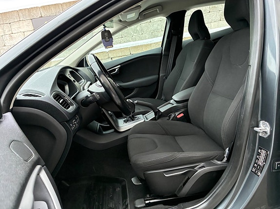 Volvo V40 19 of 25
