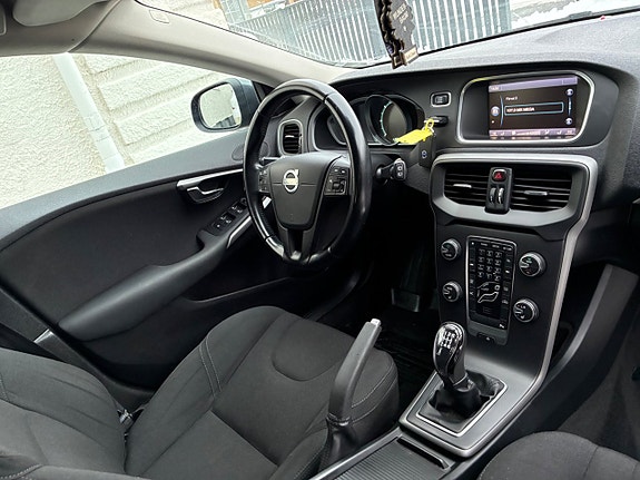 Volvo V40 13 of 25